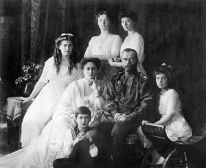 Император Николай II Александрович с супругой Императрицей Александрой Феодоровной, дочерьми и сыном